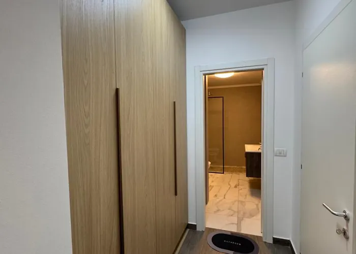 Free Parking Skanderbeg Square - Spacious * Тирана